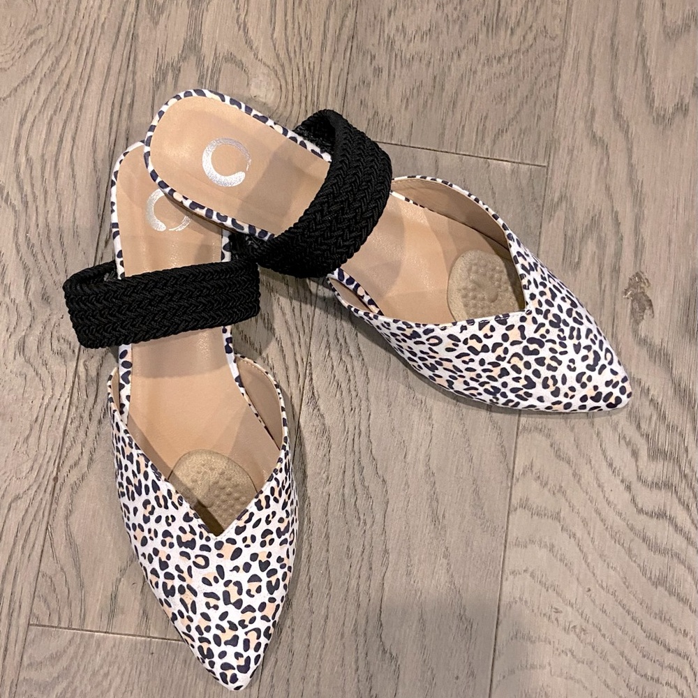 O Pointed Toe Flats